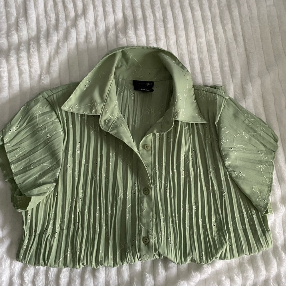 East 5th button up blouse white floral swirl detailing | color green | size M